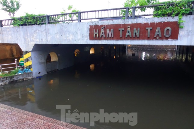 Hầm chui Tân Tạo thất thủ, người dân TPHCM khóc trong cơn mưa - Ảnh 1.
