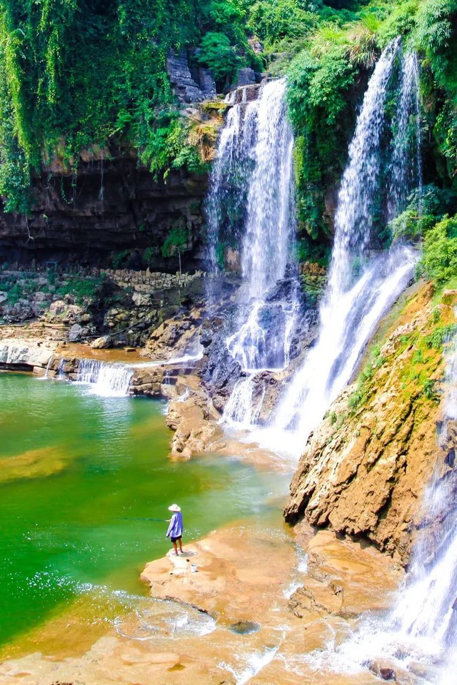 Cận cảnh vẻ đẹp vượt thời gian của trấn Phù Dung - trấn cổ nghìn năm treo trên thác nước