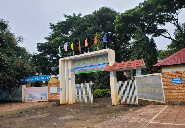Nh&agrave; vệ sinh mới kh&oacute;a tr&aacute;i, học sinh n&iacute;n nhịn v&igrave; chỗ cũ qu&aacute; bẩn - Ảnh 1.
