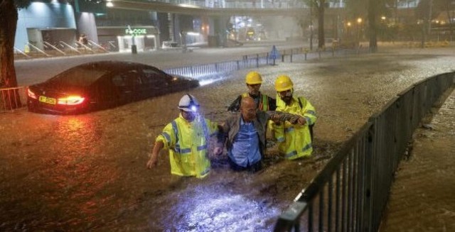 Mưa lớn kỷ lục trong 140 năm ở Hong Kong (Trung Quốc) gây ngập lụt nghiêm trọng - Ảnh 2.