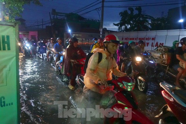 Hầm chui Tân Tạo thất thủ, người dân TPHCM khóc trong cơn mưa - Ảnh 12.