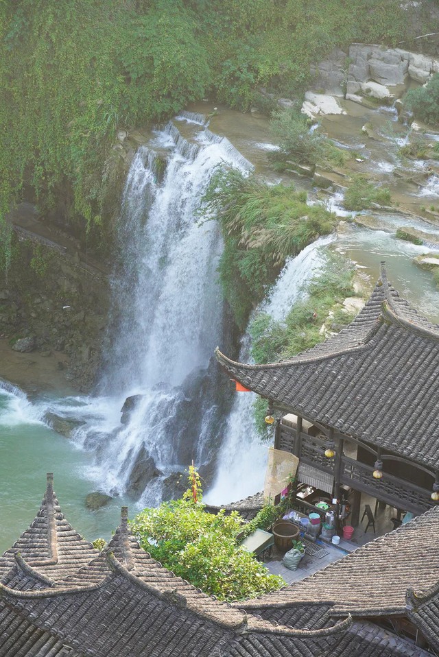 Cận cảnh vẻ đẹp vượt thời gian của trấn Phù Dung - trấn cổ nghìn năm treo trên thác nước - Ảnh 7.