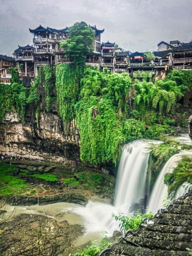Cận cảnh vẻ đẹp vượt thời gian của trấn Phù Dung - trấn cổ nghìn năm treo trên thác nước - Ảnh 6.