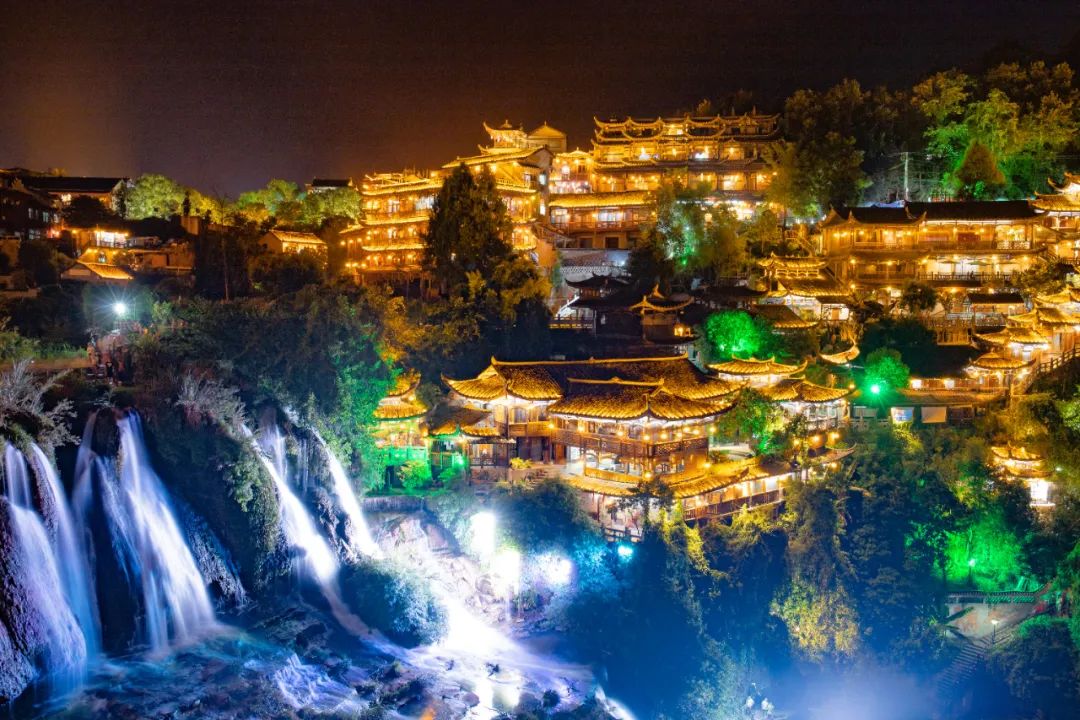 Cận cảnh vẻ đẹp vượt thời gian của trấn Phù Dung - trấn cổ nghìn năm treo trên thác nước