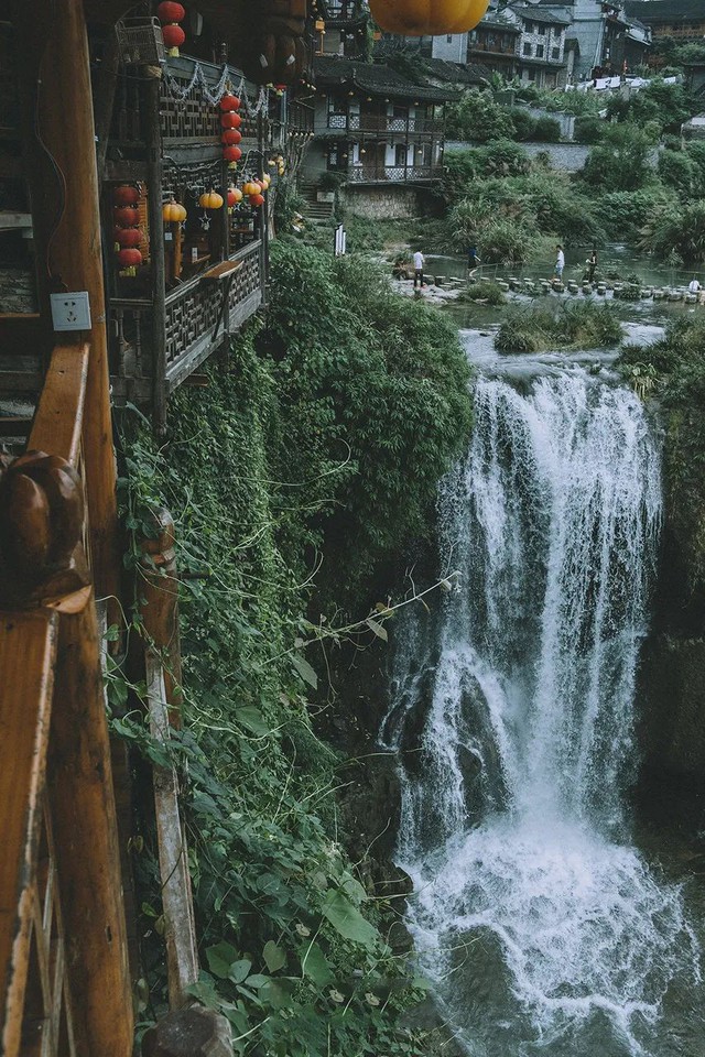 Cận cảnh vẻ đẹp vượt thời gian của thị trấn Phù Dung – thị trấn cổ nghìn năm tuổi treo mình trên thác nước