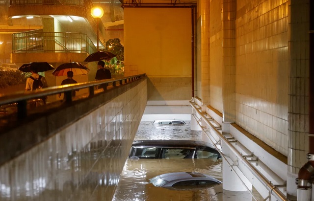Hong Kong (Trung Quốc) tê liệt vì mưa lớn kỷ lục kể từ năm 1884 - Ảnh 5.