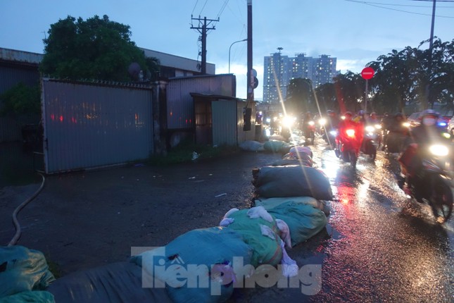 Hầm chui Tân Tạo thất thủ, người dân TPHCM khóc trong cơn mưa - Ảnh 9.