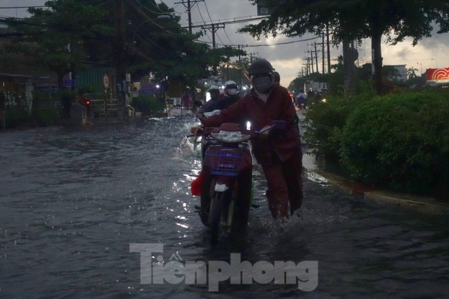 Hầm chui Tân Tạo thất thủ, người dân TPHCM khóc trong cơn mưa - Ảnh 8.