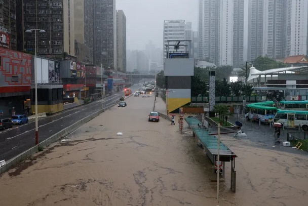 Hong Kong (Trung Quốc) tê liệt vì mưa lớn kỷ lục kể từ năm 1884 - Ảnh 3.
