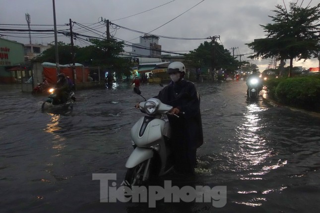 Hầm chui Tân Tạo thất thủ, người dân TPHCM khóc trong cơn mưa - Ảnh 7.