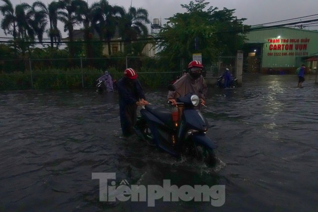 Hầm chui Tân Tạo thất thủ, người dân TPHCM khóc trong cơn mưa - Ảnh 6.