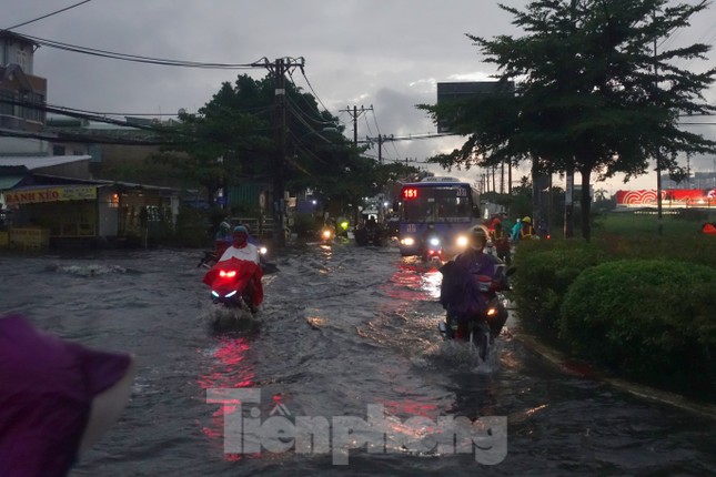Hầm chui Tân Tạo thất thủ, người dân TPHCM khóc trong cơn mưa - Ảnh 5.