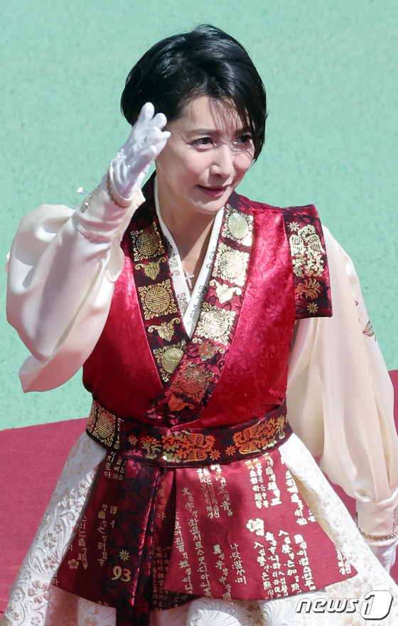 Hoa hậu tai tiếng nhất xứ Hàn lần đầu xuất hiện công khai sau 11 năm ở ẩn - Ảnh 4.