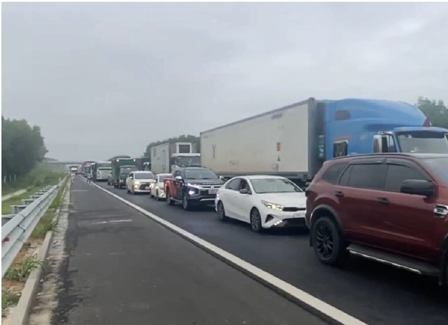 Xe giường nằm va chạm tr&ecirc;n cao tốc Phan Thiết - Dầu Gi&acirc;y, phụ xe tử vong - Ảnh 2.