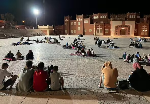 Clip ghi lại cảnh tượng trong trận động đất kinh ho&agrave;ng ở Maroc: To&agrave; nh&agrave; đổ sập, người d&acirc;n hoảng loạn bỏ chạy - Ảnh 2.