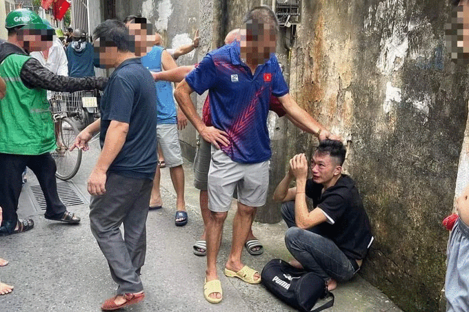 Người d&acirc;n v&acirc;y bắt đối tượng cướp tiệm v&agrave;ng ở H&agrave; Nội - Ảnh 2.
