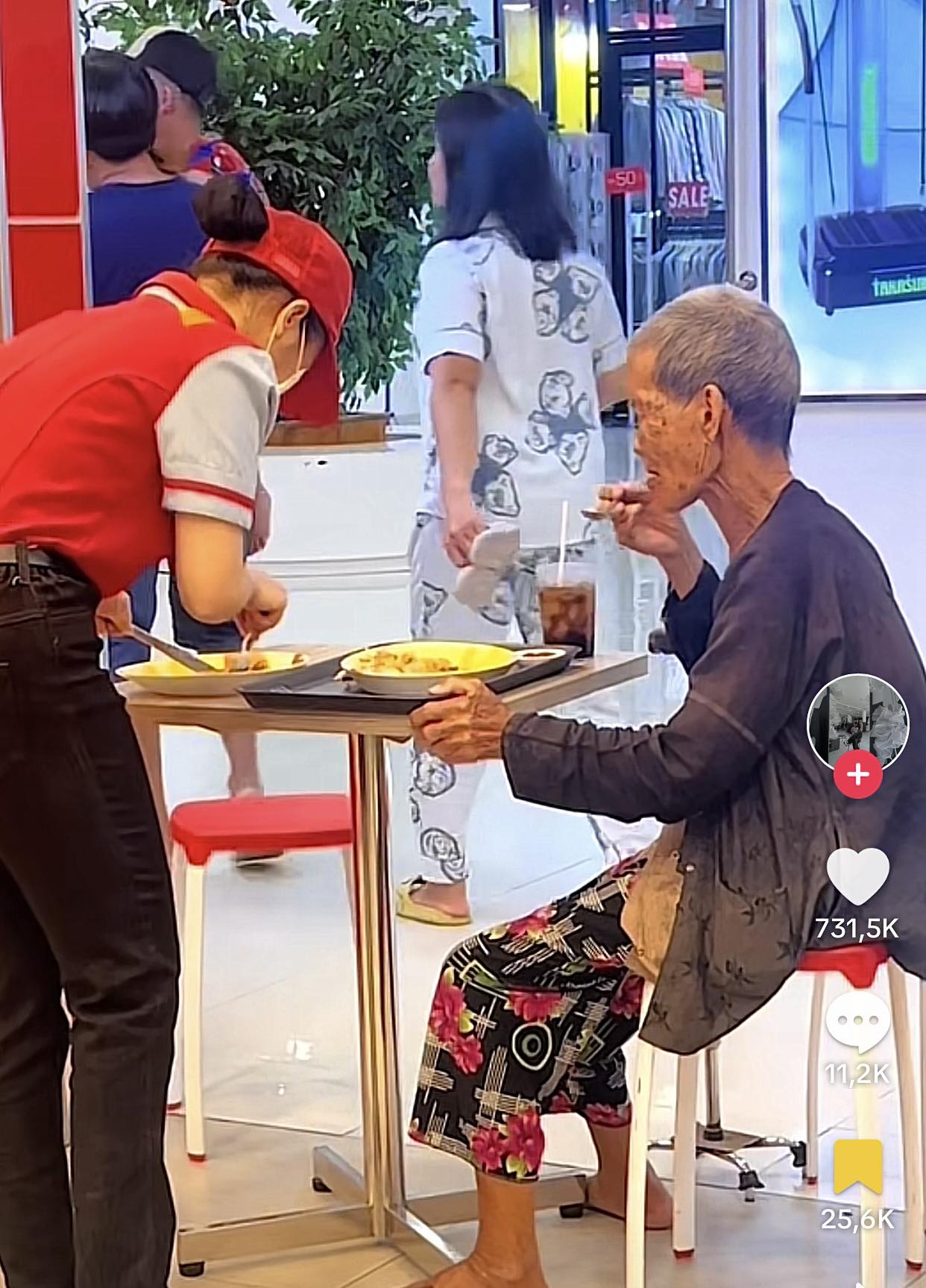Cụ bà bán vé số vào gọi món, hành động của nhân viên quán hút hơn 5 triệu lượt theo dõi - Ảnh 2.