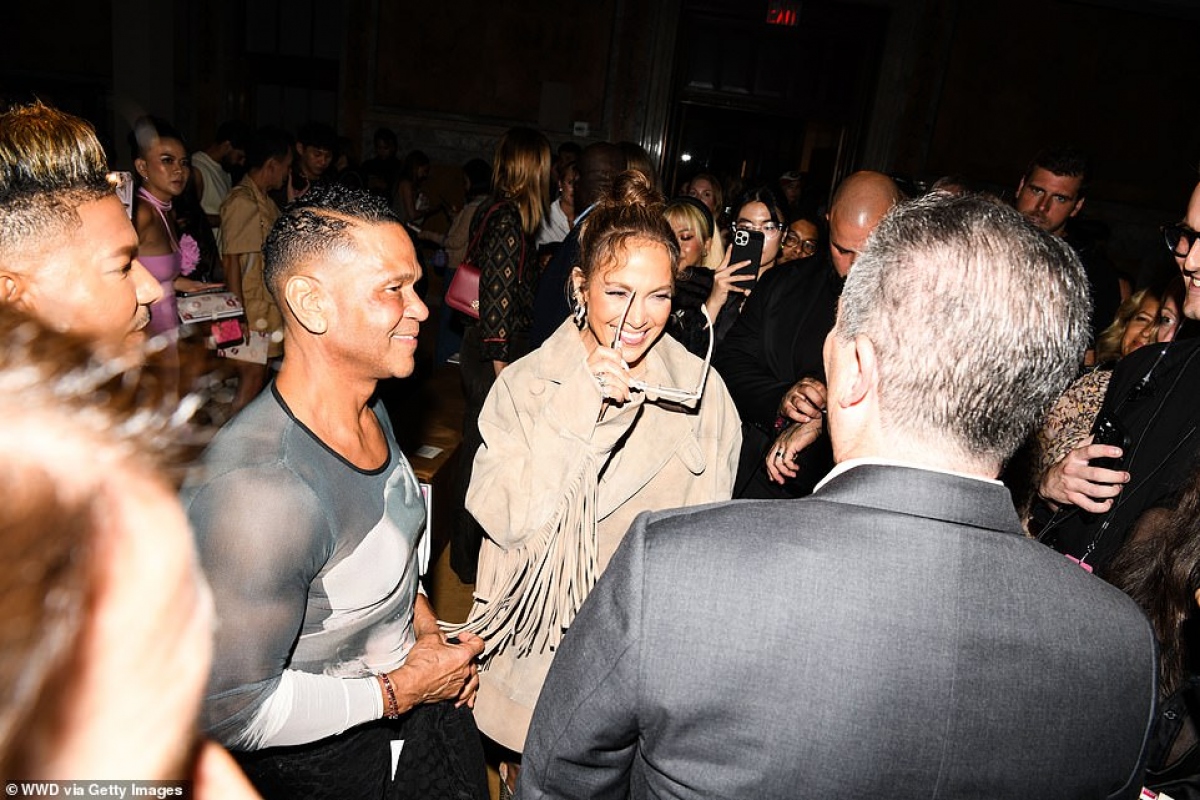 Jennifer Lopez ăn vận sành điệu tại Tuần lễ thời trang New York - Ảnh 8.