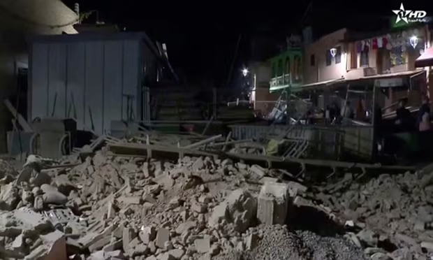 Clip ghi lại cảnh tượng trong trận động đất kinh hoàng ở Maroc: Toà nhà đổ sập, người dân hoảng loạn bỏ chạy - Ảnh 1.