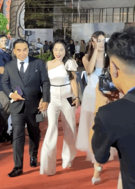2 tiểu thư nh&agrave; MC Quyền Linh nổi bật tr&ecirc;n thảm đỏ C&aacute;nh Diều V&agrave;ng, để lộ th&aacute;i độ g&acirc;y ch&uacute; &yacute; - Ảnh 5.