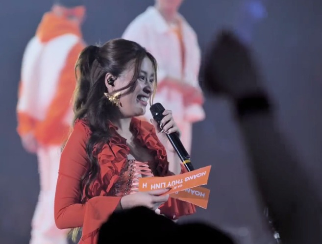 Hoàng Thùy Linh hát live ra sao sau tranh cãi phát ngôn, còn mang cả vé concert đi tặng khán giả? - Ảnh 3.