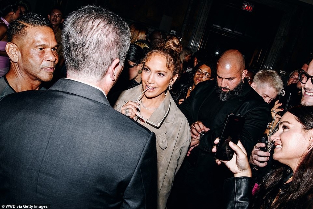 Jennifer Lopez ăn vận sành điệu tại Tuần lễ thời trang New York - Ảnh 7.