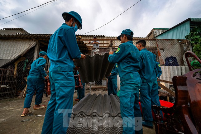 Người dân Long An trải qua một đêm kinh hoàng vì lốc xoáy - Ảnh 9.
