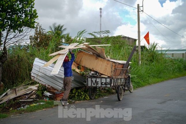 Người dân Long An trải qua một đêm kinh hoàng vì lốc xoáy - Ảnh 7.