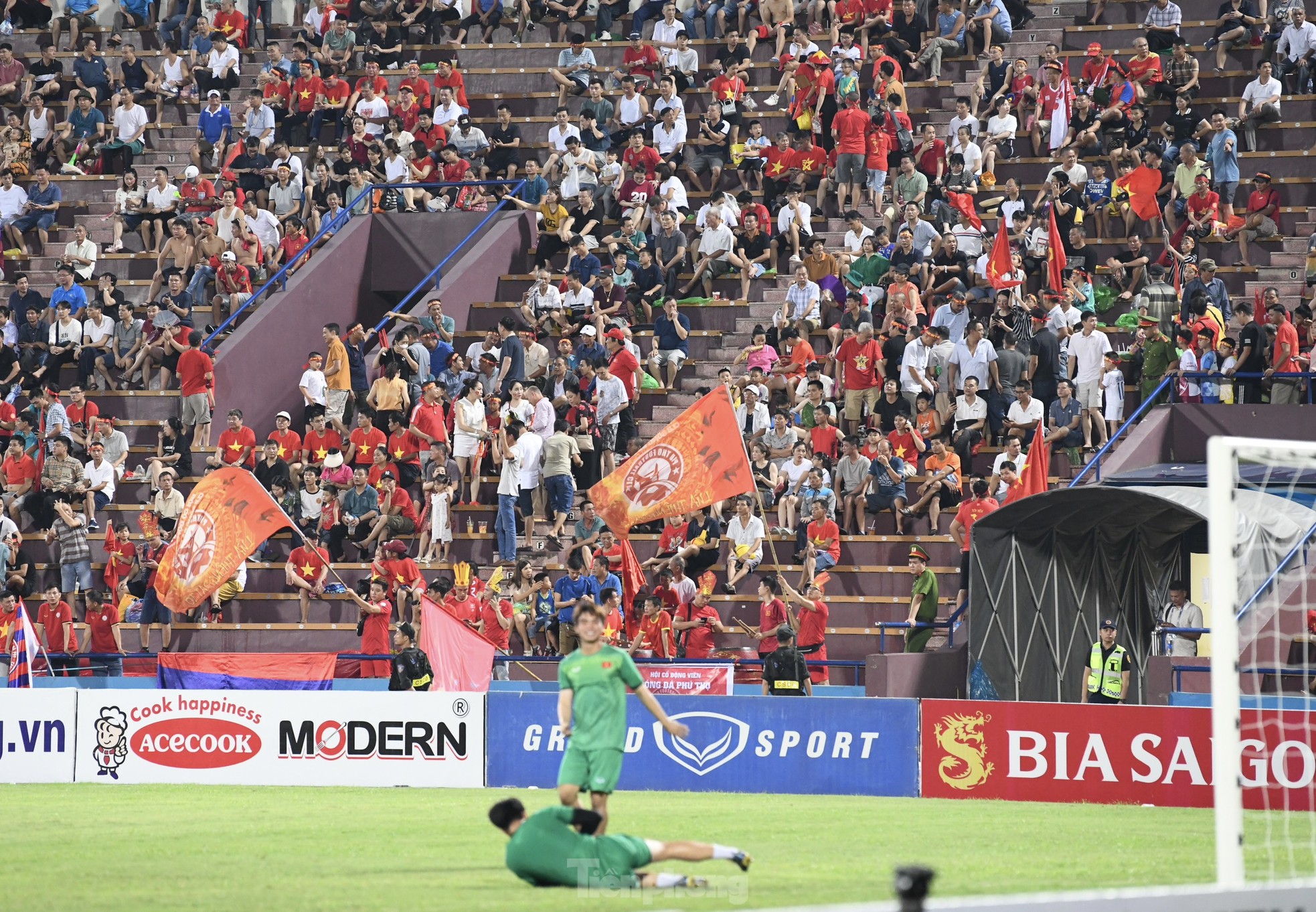 Sau cơn mưa, người hâm mộ Phú Thọ quyết nhuộm đỏ sân Việt Trì, cổ vũ U23 Việt Nam - Ảnh 8.