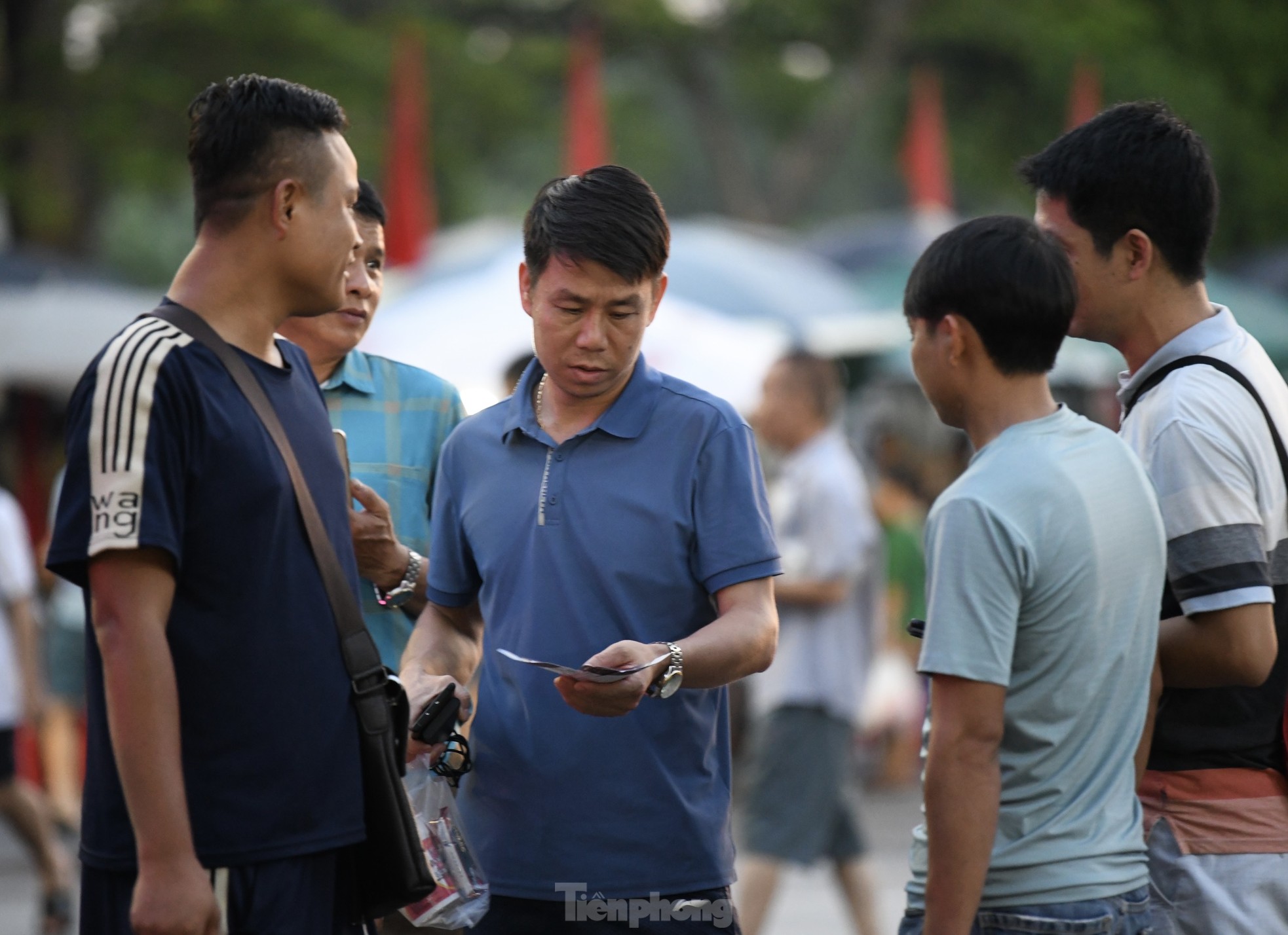 Mưa không làm người hâm mộ Phú Thọ chùn bước, truyền cảm hứng cho U23 Việt Nam tại sân Việt Trì