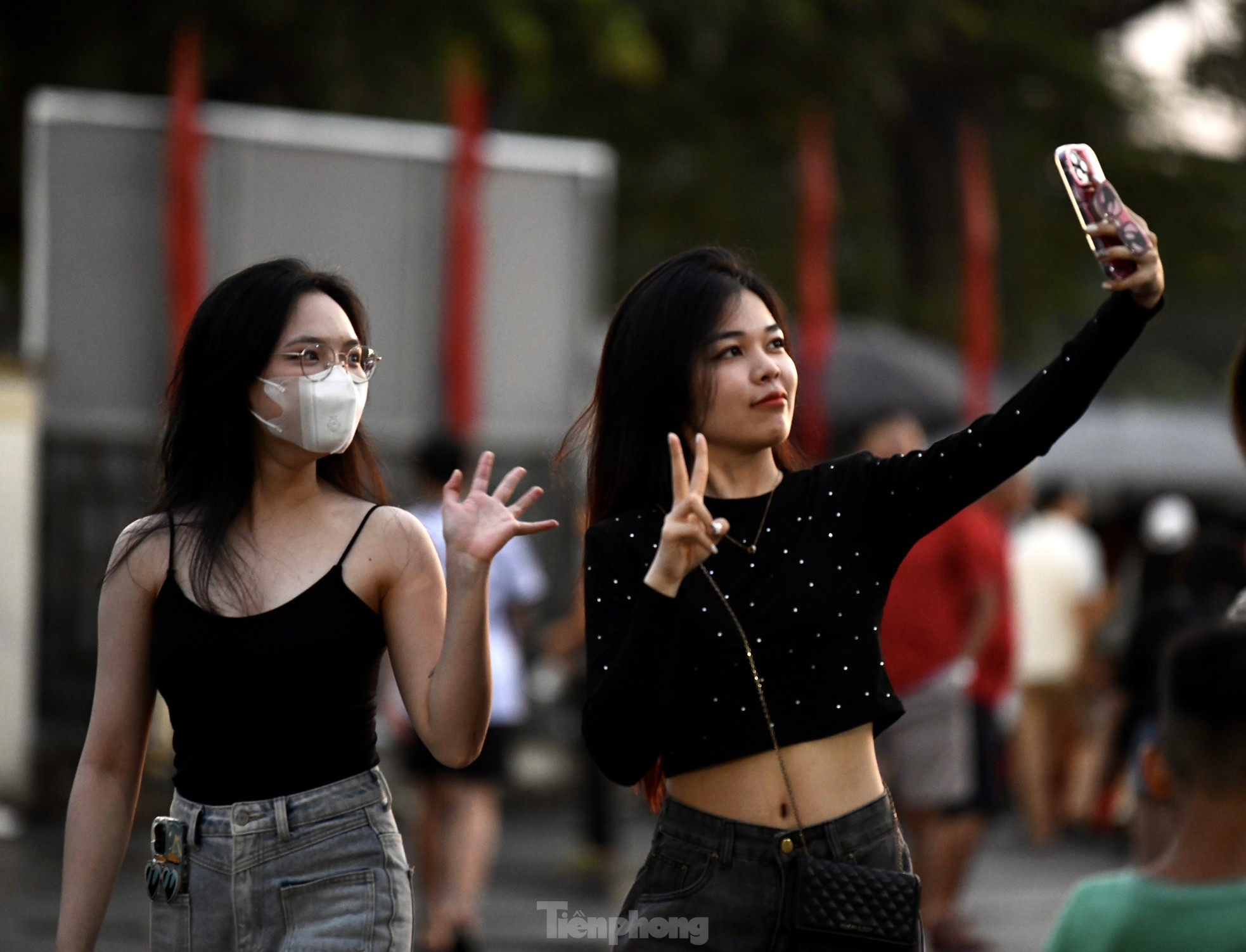 Mưa không làm người hâm mộ Phú Thọ chùn bước, truyền cảm hứng cho U23 Việt Nam tại sân Việt Trì