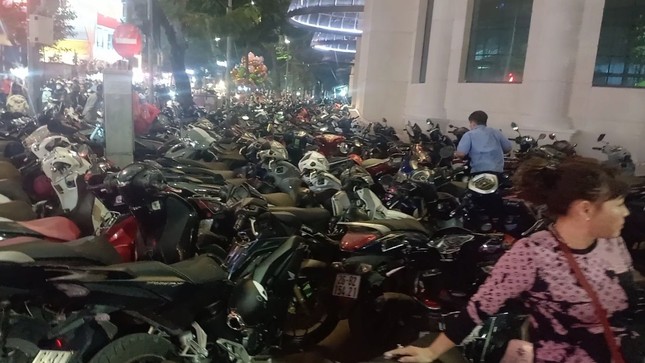 Giá gửi xe đêm Countdown ở Hà Nội tăng gấp hàng chục lần - Ảnh 2.