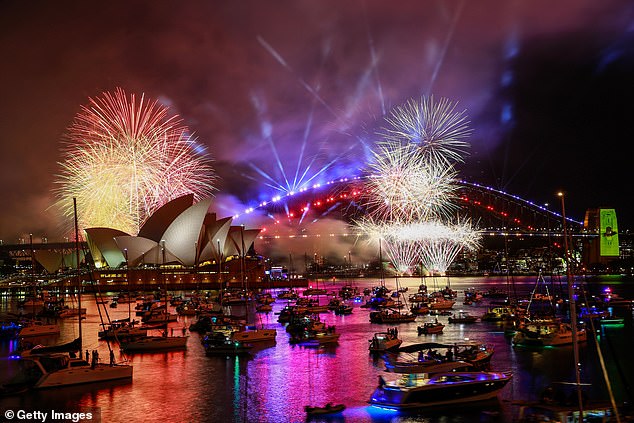 Khoảnh khắc châu Á chào đón năm 2024: Pháo hoa khổng lồ tỏa sáng rực rỡ, hàng triệu người cùng nhau đón năm mới - Ảnh 1.