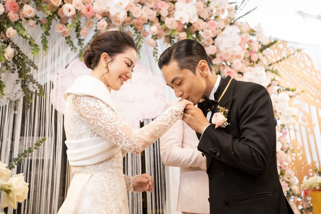 Ngay ngày đầu năm mới, Phan Hiển khiến Khánh Thi bật khóc ngay tại phố đi bộ Nguyễn Huệ - Ảnh 4.