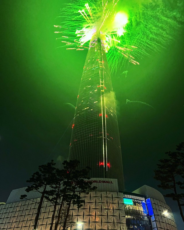 Khoảnh khắc châu Á chào đón năm 2024: Pháo hoa khổng lồ tỏa sáng rực rỡ, hàng triệu người cùng nhau đón năm mới - Ảnh 6.