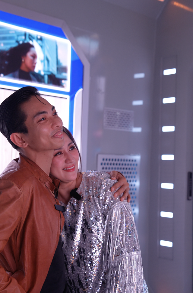 Ngay ngày đầu năm mới, Phan Hiển khiến Khánh Thi bật khóc ngay tại phố đi bộ Nguyễn Huệ - Ảnh 3.