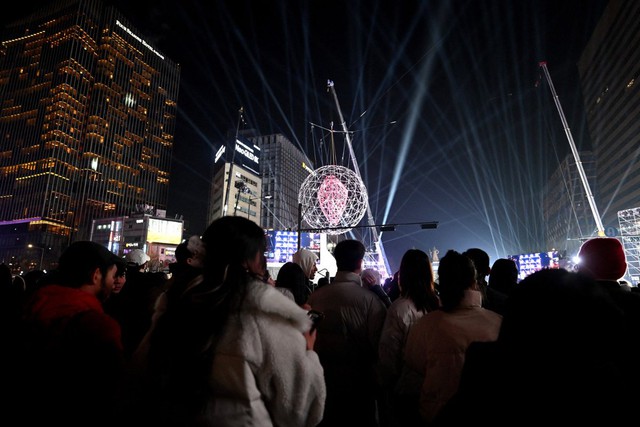 Khoảnh khắc châu Á chào đón năm 2024: Pháo hoa khổng lồ tỏa sáng rực rỡ, hàng triệu người cùng nhau đón năm mới - Ảnh 5.