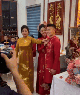 Quang Hải rạng rỡ nhận vàng từ mẹ Chu Thanh Huyền, hạnh phúc bên cạnh vợ sắp cưới - Ảnh 3.