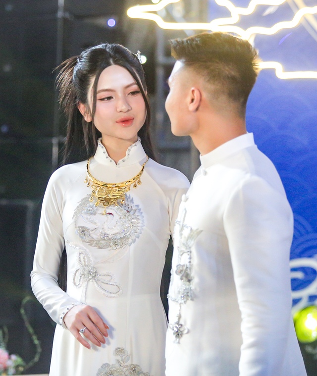 Quang Hải đỡ Chu Thanh Huyền l&ecirc;n bậc, c&ocirc;ng khai h&ocirc;n vợ trước họ h&agrave;ng, t&igrave;nh tứ thế n&agrave;y ai c&ograve;n đồn thờ ơ? - Ảnh 5.