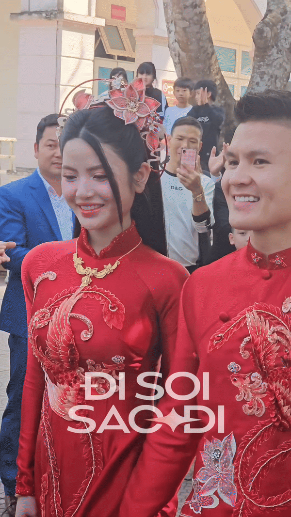 Chu Thanh Huyền ngại ngùng khi được Quang Hải thơm má giữa đám hỏi, netizen thích thú chứng kiến lần đầu tiên đặc biệt - Ảnh 2. Chu Thanh Huyền ngại ngùng khi được Quang Hải thơm má giữa đám hỏi, netizen thích thú chứng kiến lần đầu tiên đặc biệt - Ảnh 2.