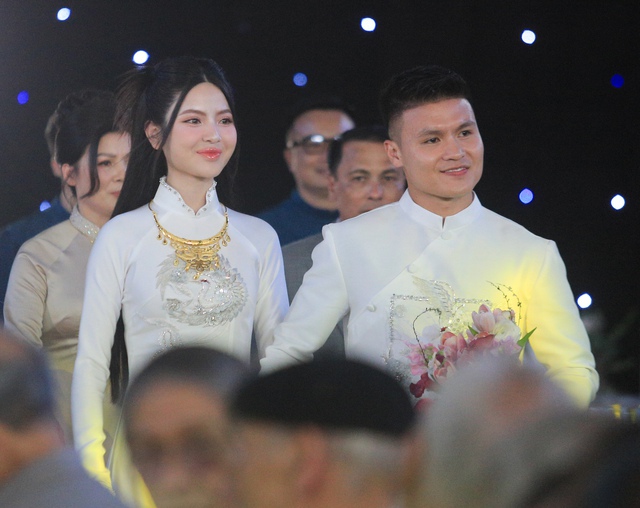 Quang Hải đỡ Chu Thanh Huyền l&ecirc;n bậc, c&ocirc;ng khai h&ocirc;n vợ trước họ h&agrave;ng, t&igrave;nh tứ thế n&agrave;y ai c&ograve;n đồn thờ ơ? - Ảnh 3.