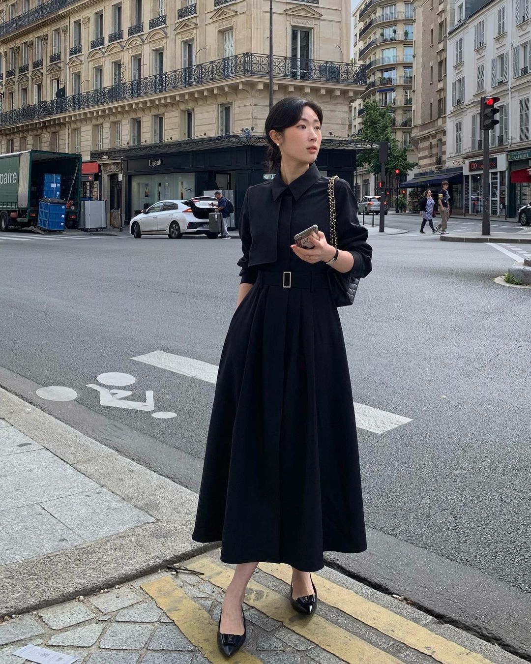 Học nàng blogger cách diện đồ cả cây đơn giản và thanh lịch - Ảnh 1.