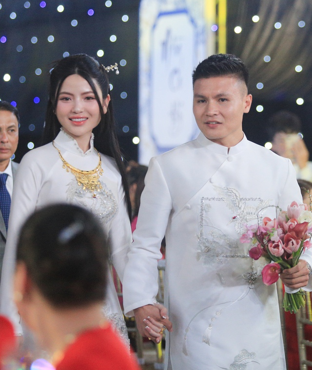Quang Hải đỡ Chu Thanh Huyền l&ecirc;n bậc, c&ocirc;ng khai h&ocirc;n vợ trước họ h&agrave;ng, t&igrave;nh tứ thế n&agrave;y ai c&ograve;n đồn thờ ơ? - Ảnh 2.