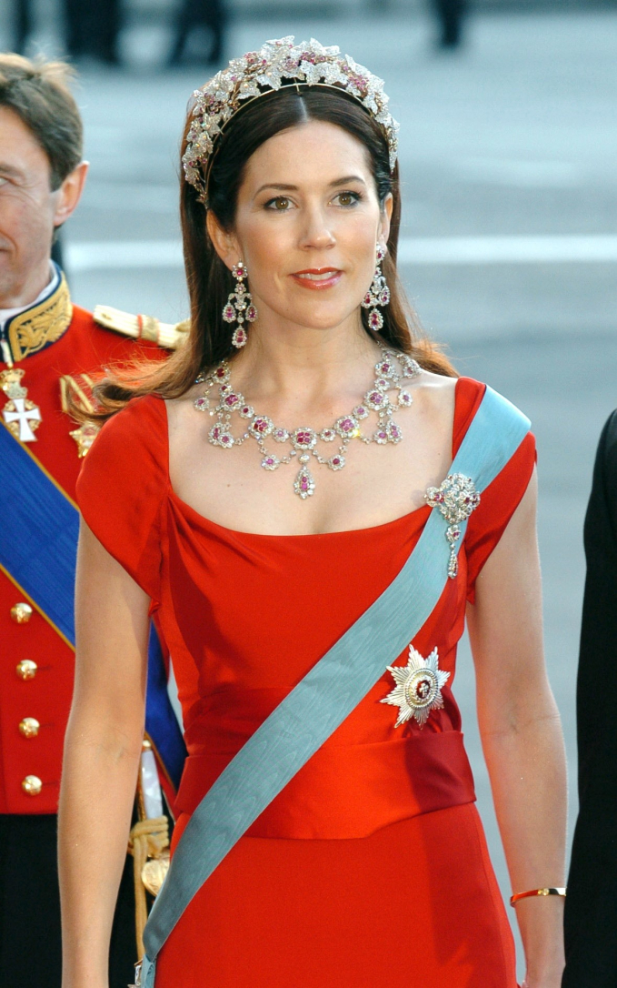 Cận cảnh những chiếc vương miện lấp lánh kim cương của Vương hậu tương lai Đan Mạch: Đẹp tinh xảo, giá trị và ý nghĩa vô cùng
