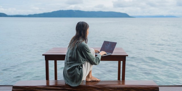 Xu hướng tự do, mang laptop ra biển làm việc 'đã chết': Giấc mộng về cuộc sống lãng mạn không chấm công vì đâu lụi tàn?