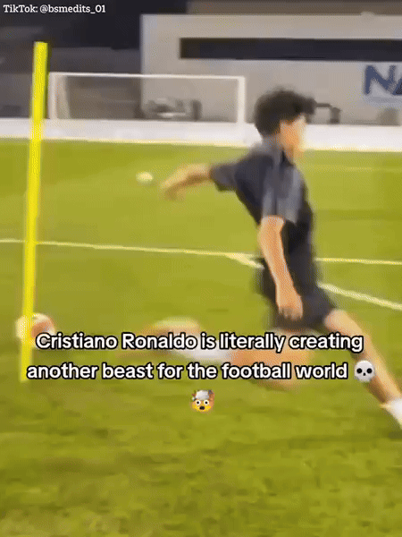 Con trai của Ronaldo g&acirc;y sốt với si&ecirc;u phẩm đ&aacute; phạt, lời hứa chơi cạnh cha sắp th&agrave;nh hiện thực - Ảnh 1.