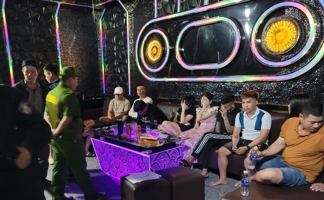 Công an đột kích bắt nhóm bay lắc trong quán karaoke lúc nửa đêm - Ảnh 1.