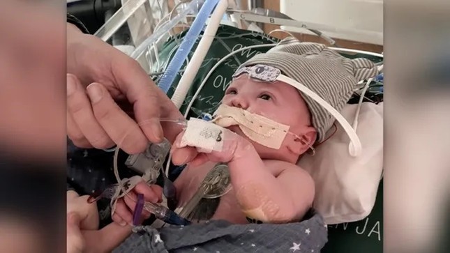 Thông tin mới nhất về em bé được ghép tim đầu tiên trên thế giới - Ảnh 1.