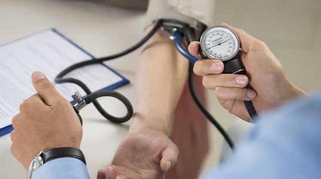 Nam thanh niên 25 tuổi bất ngờ phát hiện mắc tăng huyết áp: Bác sĩ cảnh báo 2 thói quen làm tăng nguy cơ - Ảnh 1.