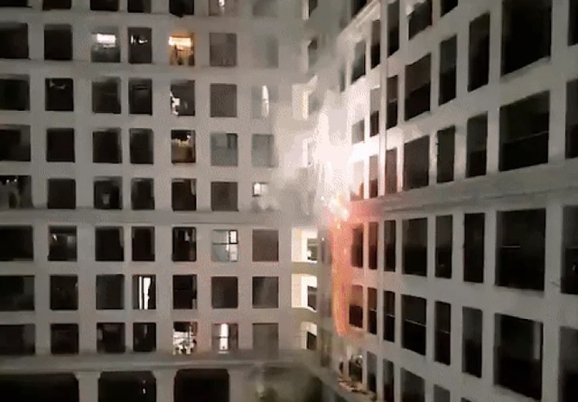 Xôn xao clip nhóm người đốt pháo hoa tại chung cư cao tầng - Ảnh 1.